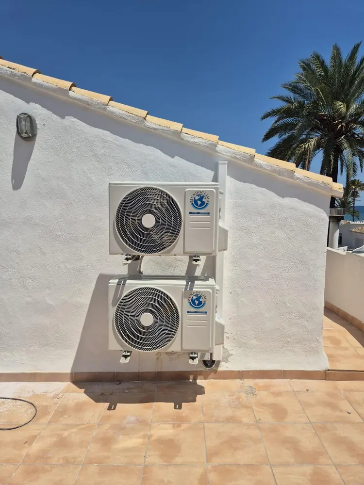 Dos unidades exteriores instaladas en una vivienda junto al mar